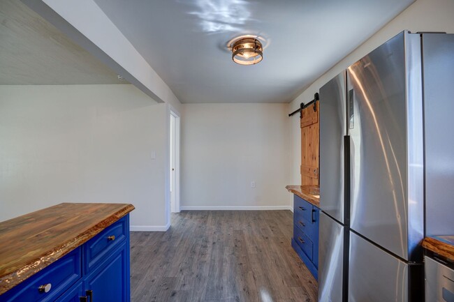 Building Photo - Freshly remodeled 3 bedroom, 2 bathroom ho...