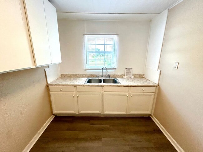 Building Photo - *COMING SOON* Corner Lot 3 Bedroom / 1.5 Bath Home In Pleasanton TX.