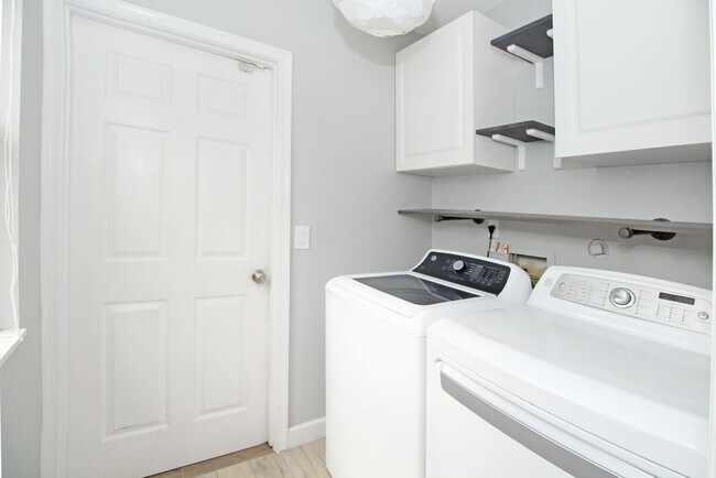 Building Photo - Spacious 4BR Pool Home on Quiet Cul-de-Sac in Wellington