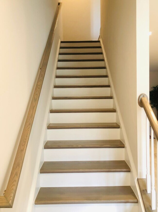 Building Photo - Newly Built Townhome with Tons of Space an...