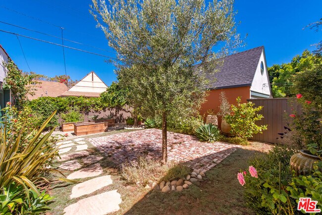 Building Photo - 1039 Hi Point St