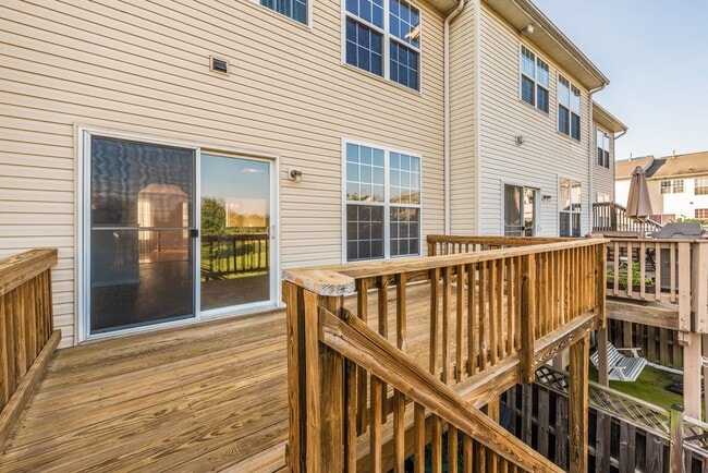 Building Photo - Fantastic Townhouse w/ Garage - Quick High...