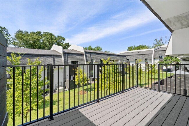 Building Photo - SPRINGHILL OAKS CONDOMINIUMS