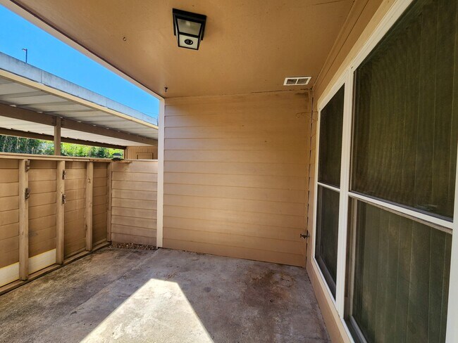Building Photo - 17742 Kings Park Ln