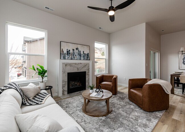 Building Photo - 3 Bedroom End Unit Luxury Townhome in Moun...