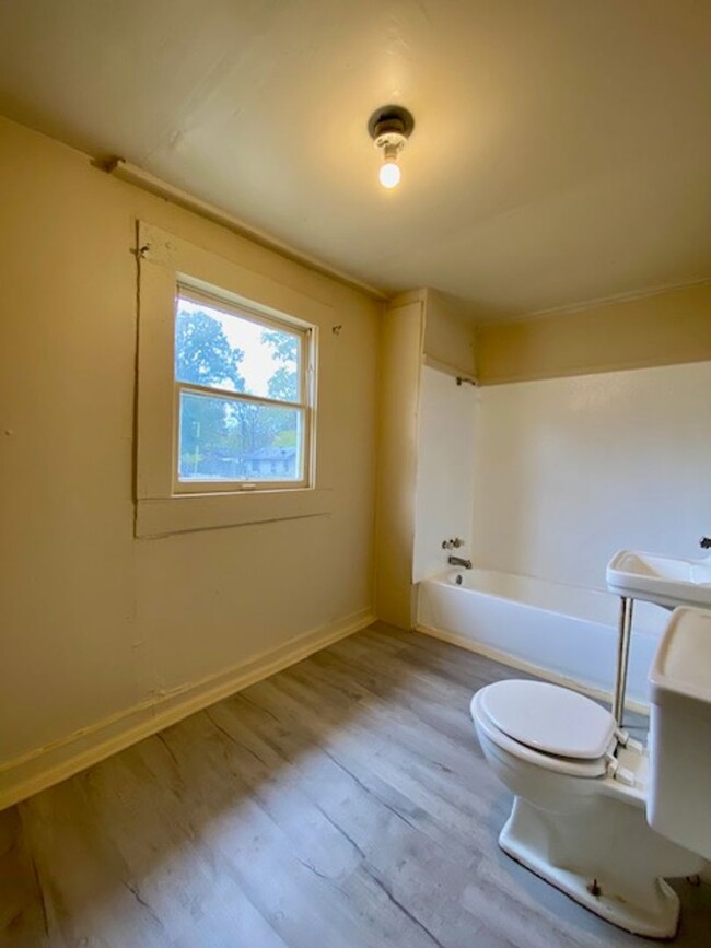 Building Photo - Remodeled 1 Bedroom 1 Bath House in Sunset...