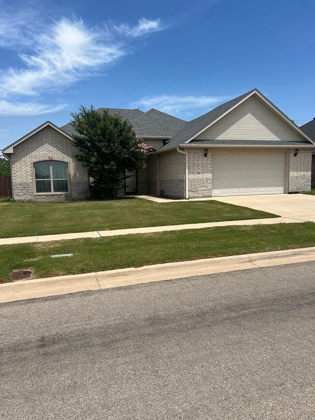 Building Photo - Spacious Family Room Great Location