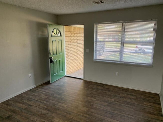 Building Photo - 9432 NE 14th St