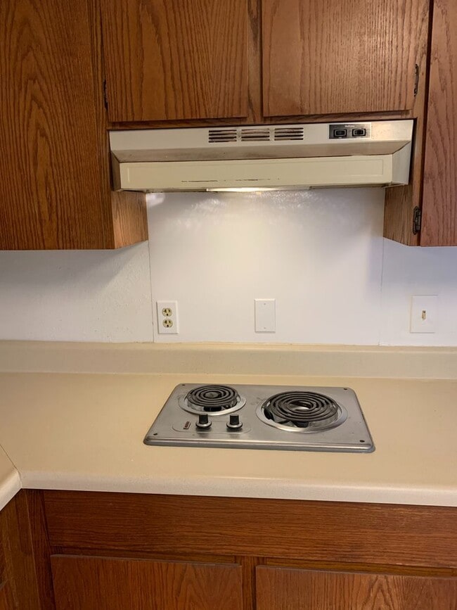 Building Photo - 1/1 Downstairs unit in Royal Summit