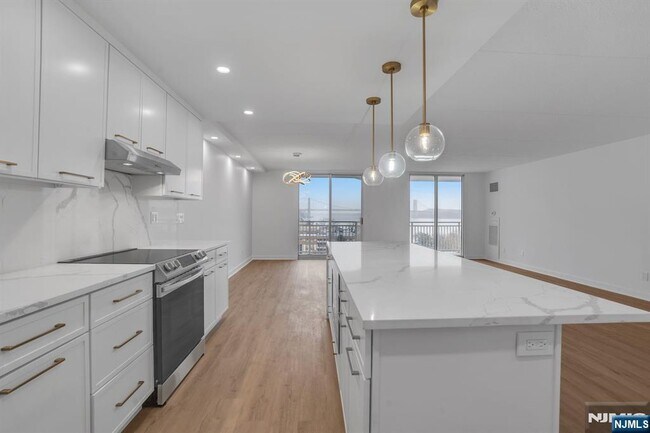 Building Photo - 1055 River 809