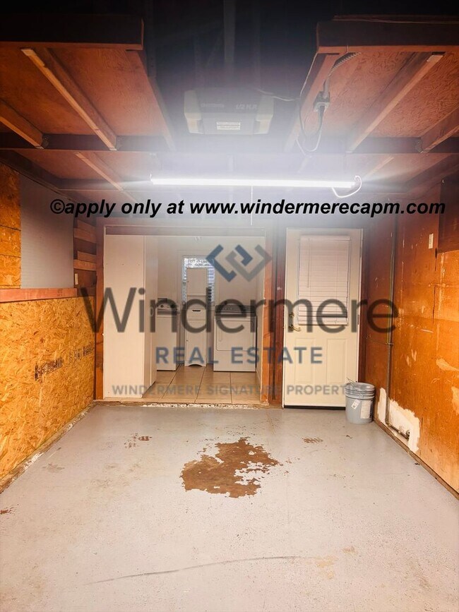 Building Photo - Charming 3 Bedroom Home with Bonus Room & ...