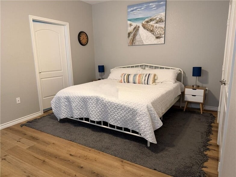 Building Photo - 1109 W Nelson Ave