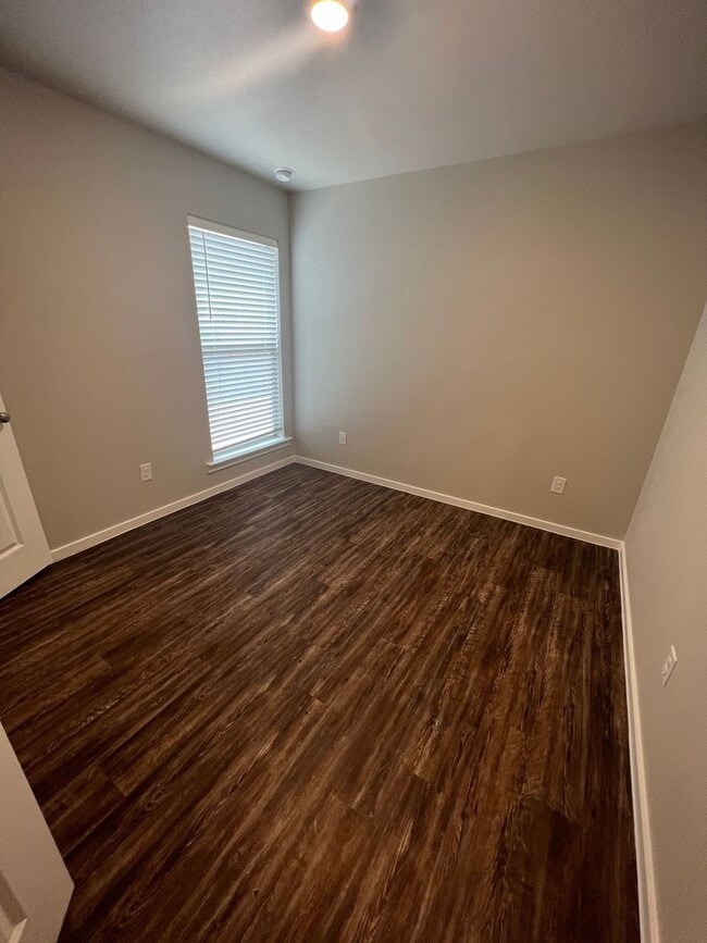 Building Photo - Available NOW! 3/2/1 Town Home