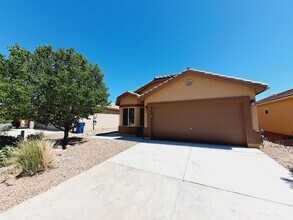 Building Photo - 3 bed 2 bath home in Huning Ranch. Great Yard!