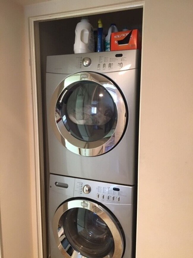 Building Photo - Remodeled 2-Bed, 2-Bath Condo with Garage ...