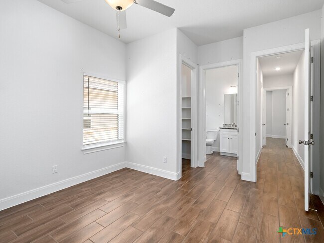 Building Photo - 530 Carriage House