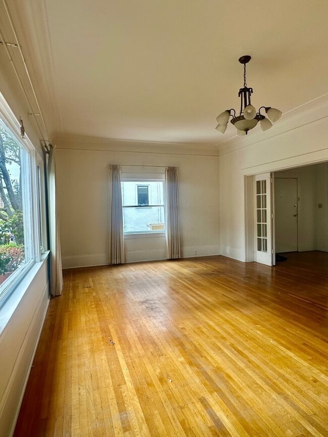 Building Photo - 6bedroom house full of charm steps from UC...