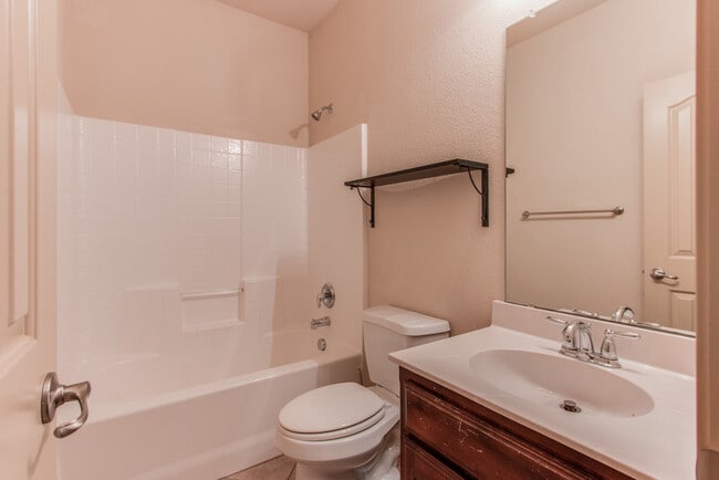 Building Photo - 3220 Hornbeam St