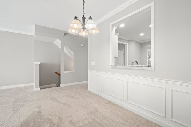 Building Photo - Newly remodeled townhome