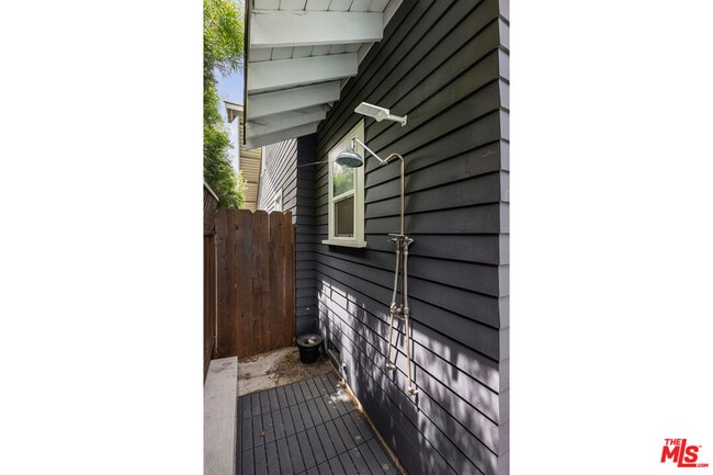 Building Photo - 201 S Ave 55