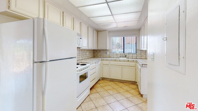 Building Photo - 144 N Hamilton Dr