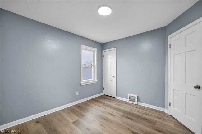 Building Photo - 3202 Parklane Dr