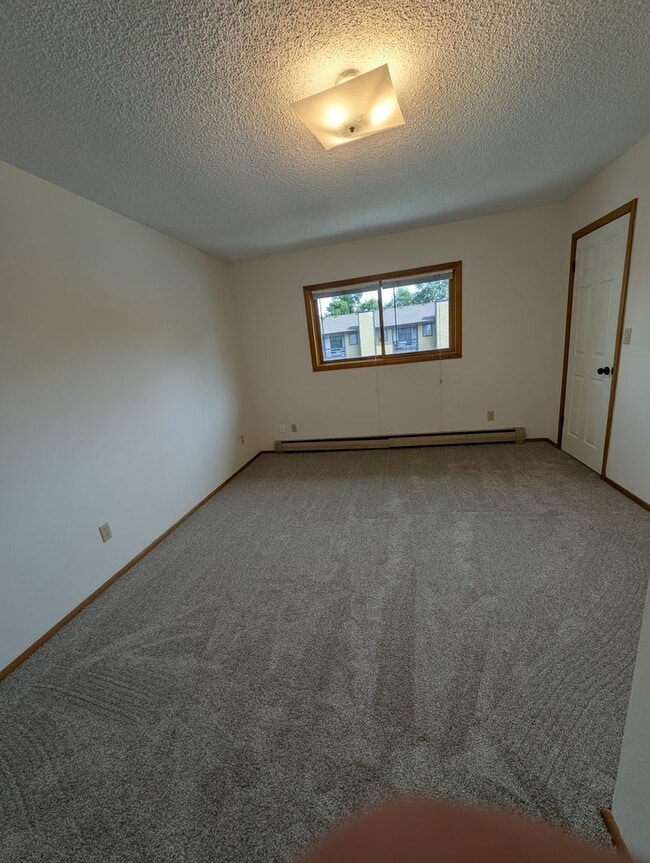 Building Photo - Cute 3 Bedroom Condo w/ Bonus Room - Walki...