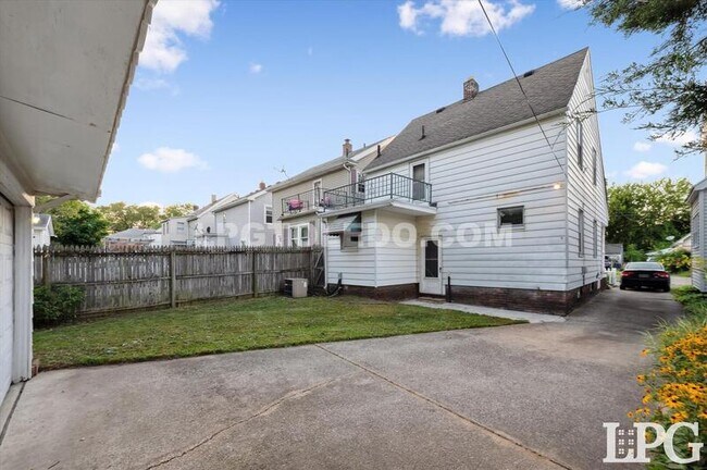 Building Photo - 2029 Berdan Ave