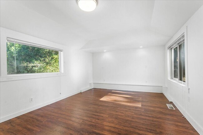 Building Photo - 405 - BEAVER DUPLEX