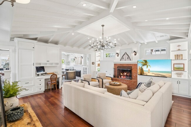 Building Photo - 2035 Miramar Dr