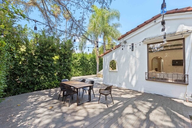 Building Photo - Traditional home | 3 bed 3 bath | Prime Pico-Robertson Area