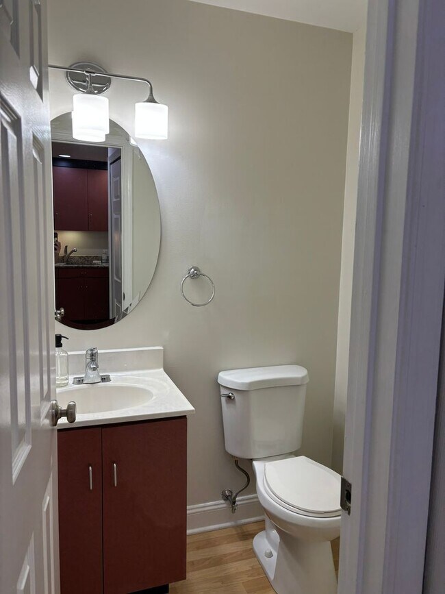 Building Photo - Adorable 1 bedroom 1.5. bath end unit townhouse in Annapolis