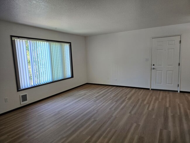 Building Photo - Incredible Value!  Upstairs Pet Friendly 2...