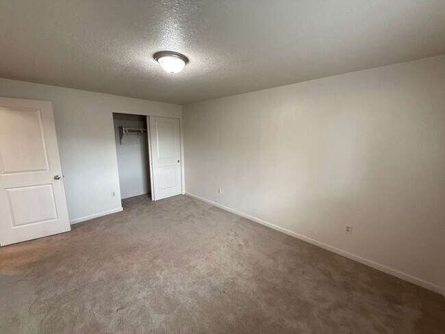 Building Photo - 905 Bryan Ct