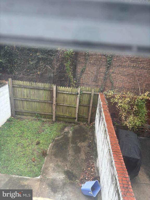 Building Photo - 411 Robert St