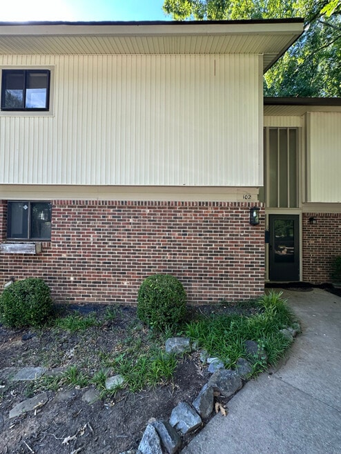 Building Photo - 102 Briarview Cir