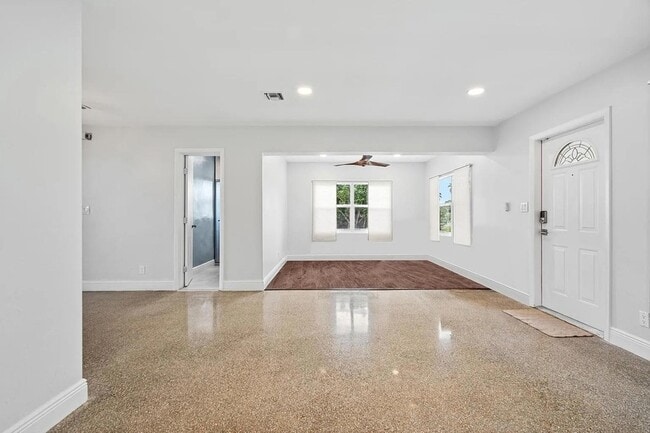 Building Photo - 530 NE 46th St