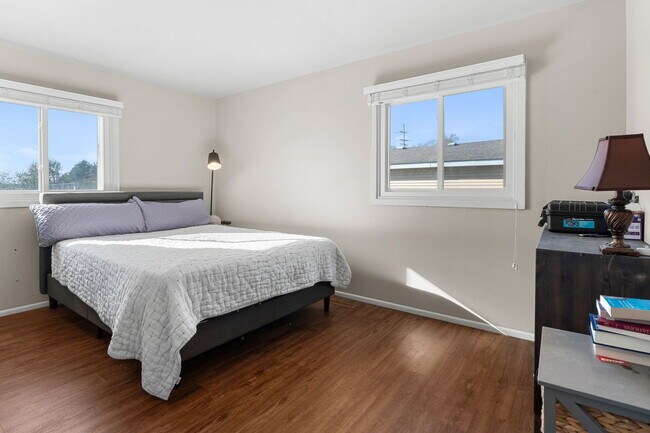 Building Photo - 5011-5013 Three Oaks Rd