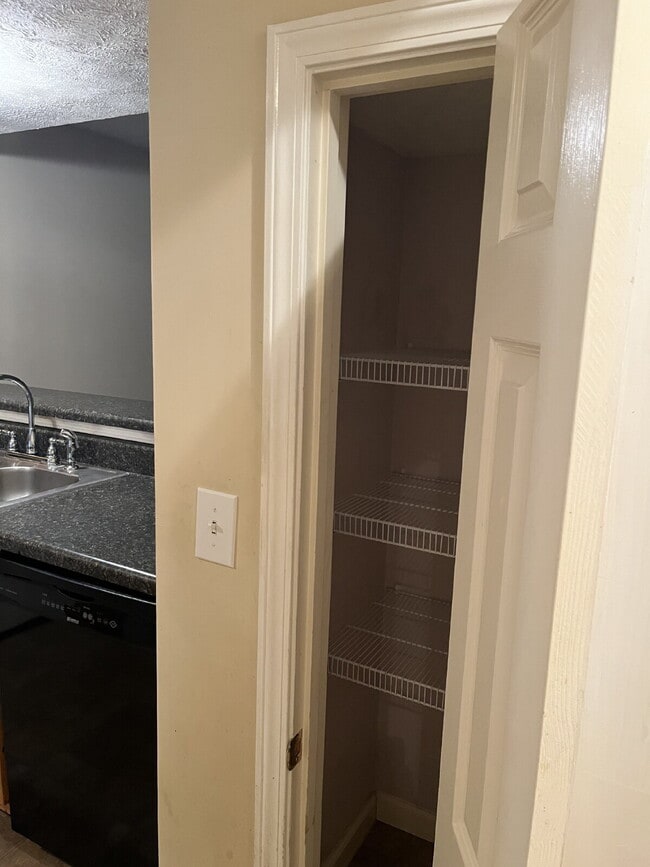Building Photo - "Charming 2-Bedroom Townhouse with 2.5 Baths in Murfreesboro – Spacious 1,290 Sq Ft Living!"