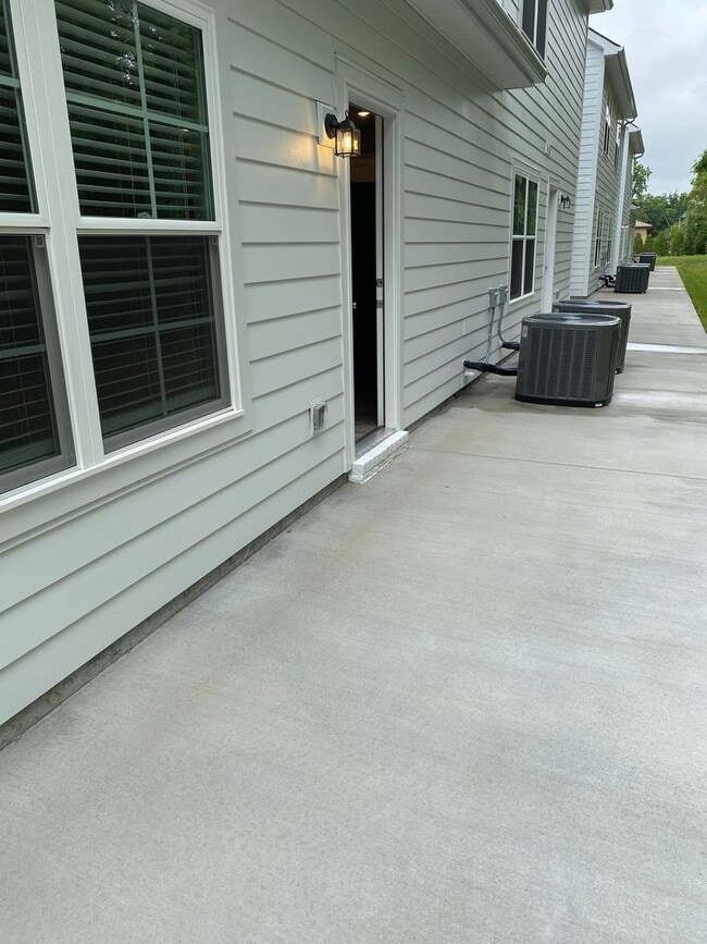 Building Photo - 3 BD 2.5 BA | 2 Car Garage | End Unit Townhome