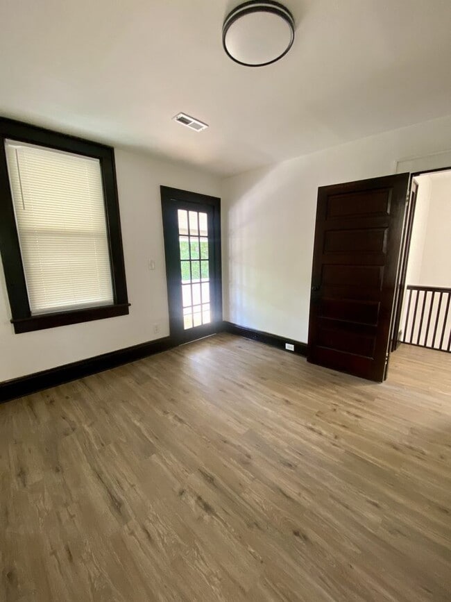 Building Photo - Riverview 2 bedroom 1 bath