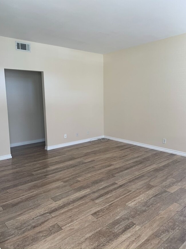 Building Photo - 2 bed / 2 bath unit in RSM available August 6th!!