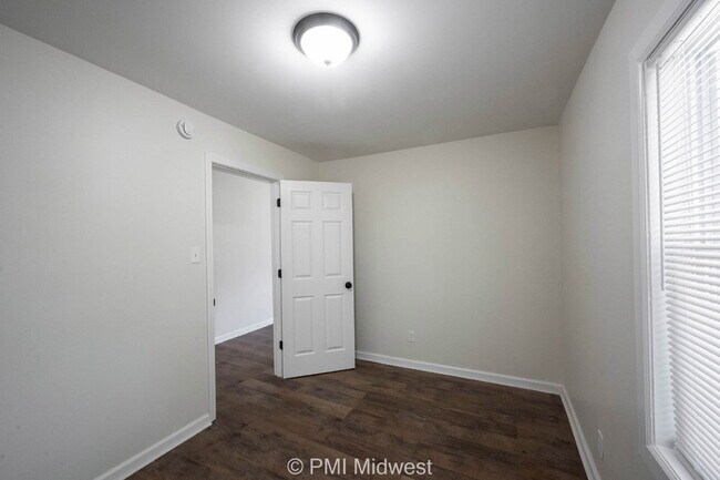 Building Photo - 512 N Chester Ave