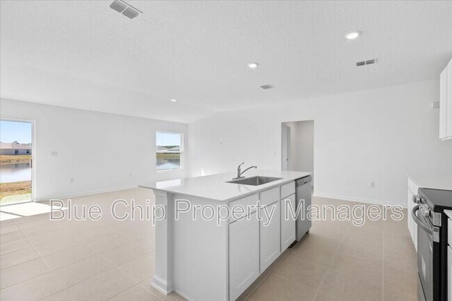 Building Photo - 5131 Magnolia Palm Dr