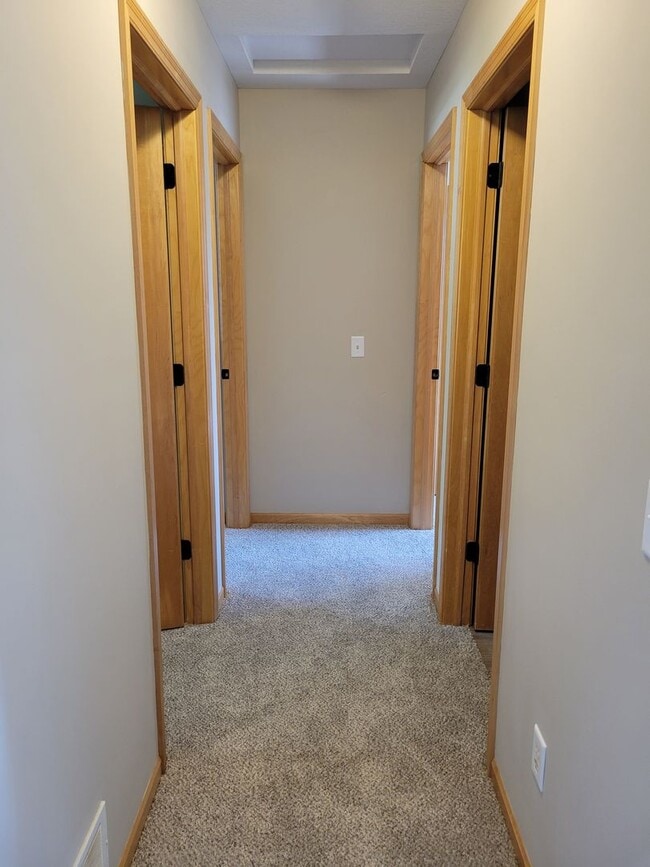 Building Photo - 3 Bedroom Townhouse - Middle Unit