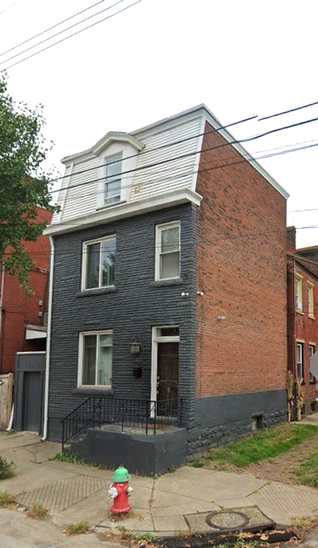 Building Photo - *Beautifully Updated & Spacious 3BD/2.5BA ...