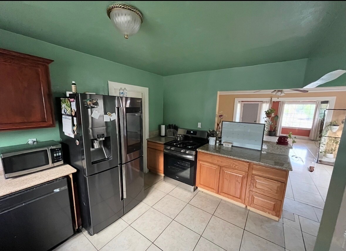 Building Photo - 4327 Kenwood Ave