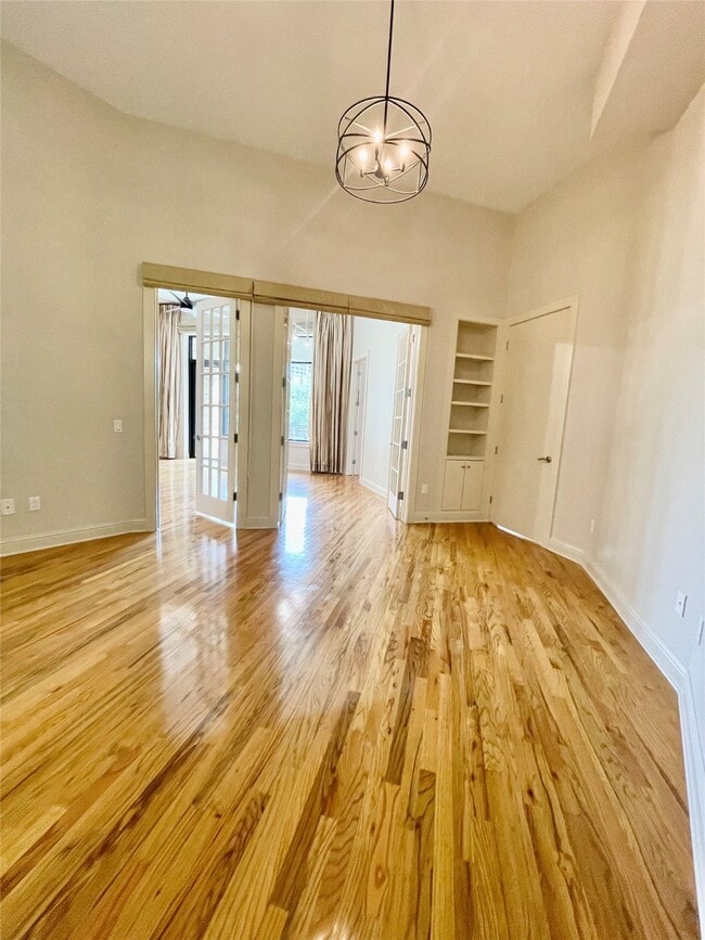 Building Photo - 5005 Hidalgo St