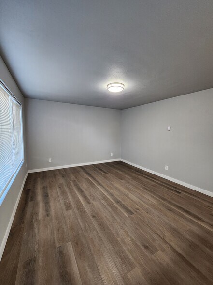 Building Photo - 819 E 2nd St