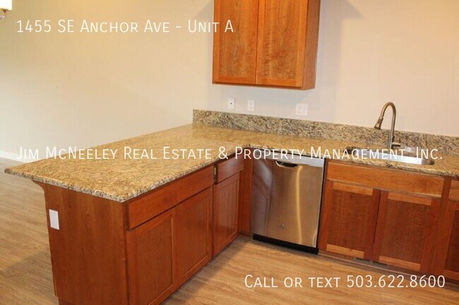 Building Photo - 3 Bed/ 2 Bath Duplex with One Car Garage